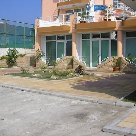 Family Santorini فندق 3*