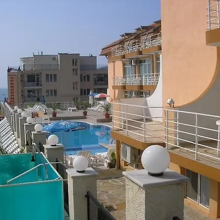 Family Santorini فندق سفيتي فلاس