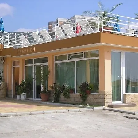 Family Santorini فندق