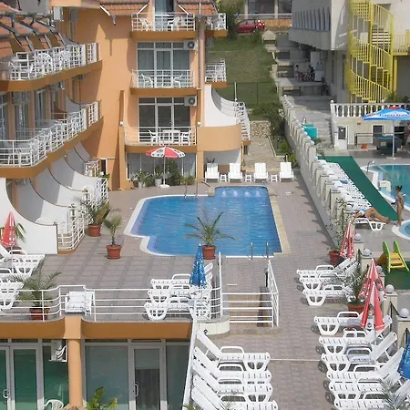 Family Santorini فندق